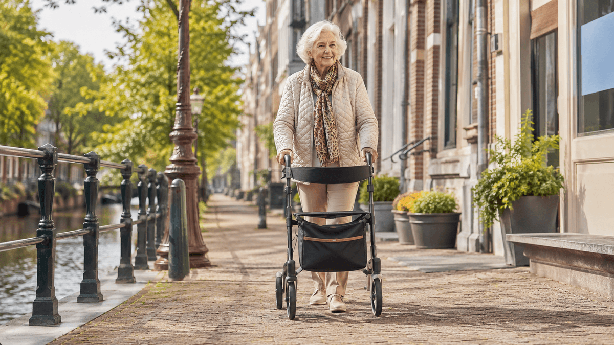 Oudere vrouw met rollator